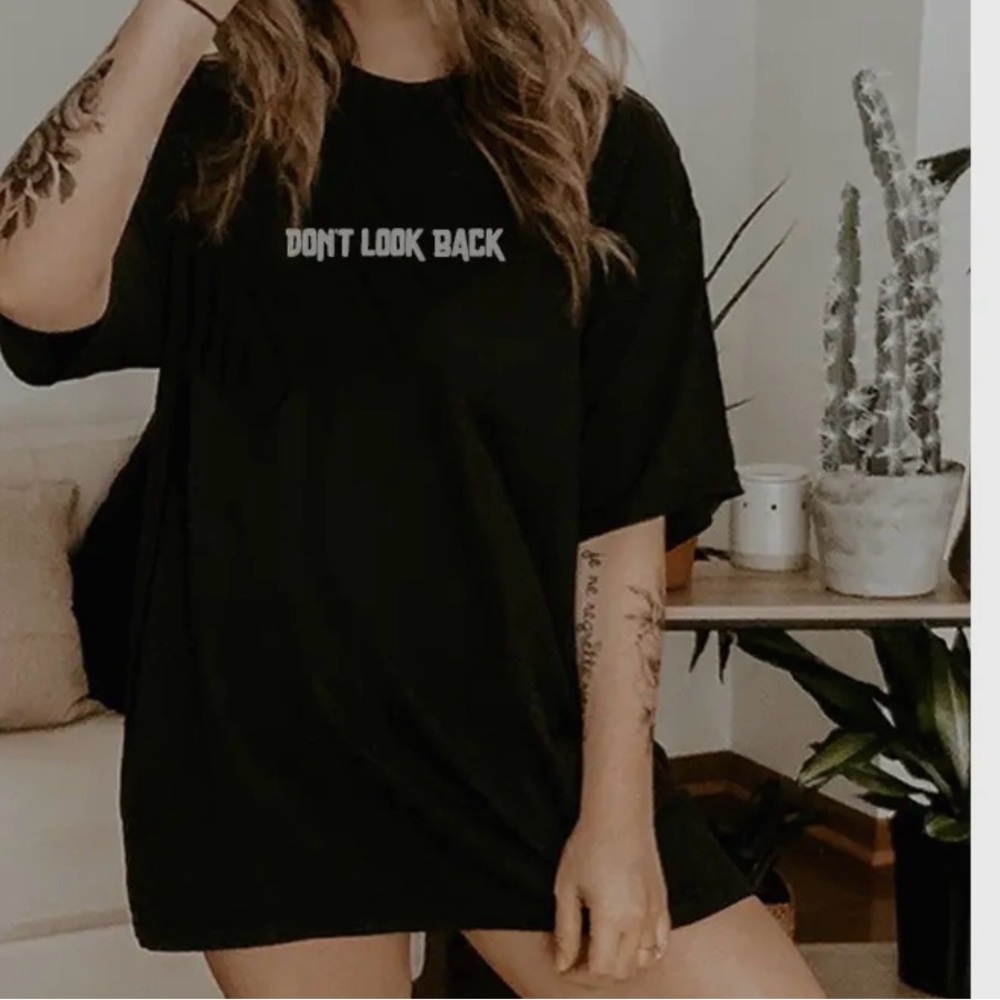 Black Graphic T-Shirt -leopard “don’t look back”